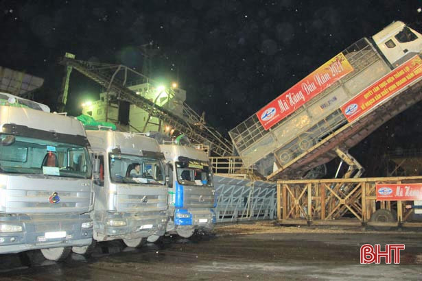 Tàu lớn “xông đất” Cảng Vũng Áng ngày đầu năm mới