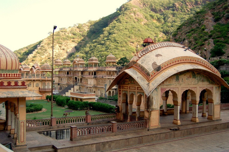 Ngôi đền cho khỉ đẹp tựa cung điện