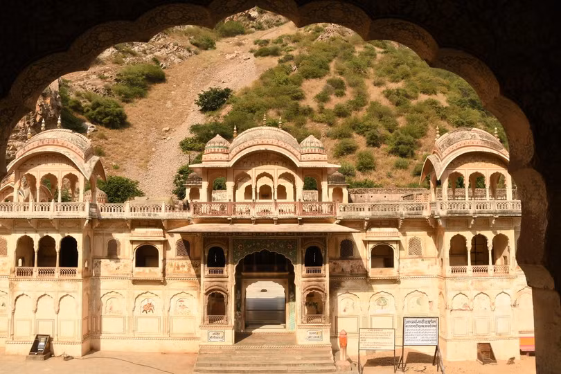 Ấn tượng ngôi đền nằm cheo leo trên đỉnh núi đá giữa muôn trùng mây