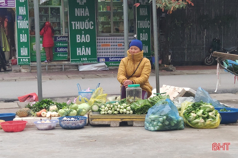Người dân Hà Tĩnh đốt lửa chống đợt rét đậm những ngày đầu năm mới