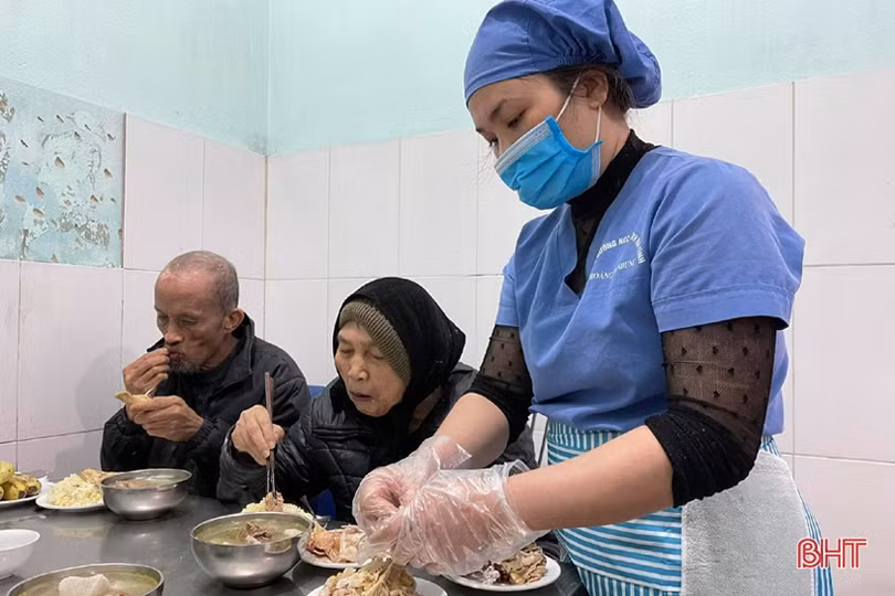 Ấm áp mâm cơm đầu năm ở Trung tâm Bảo trợ xã hội Hà Tĩnh