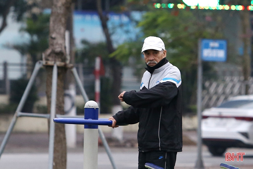 Người dân Hà Tĩnh đốt lửa chống đợt rét đậm những ngày đầu năm mới