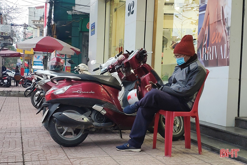 Người dân Hà Tĩnh đốt lửa chống đợt rét đậm những ngày đầu năm mới