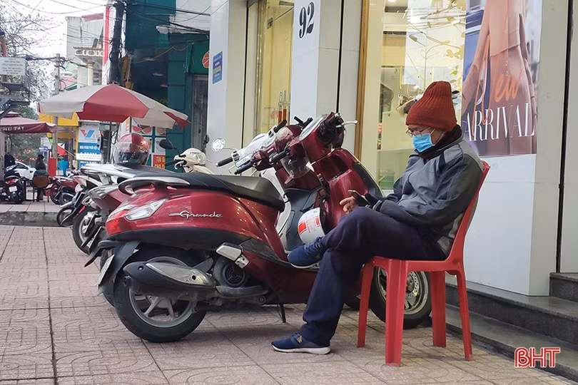 Người dân Hà Tĩnh đốt lửa chống đợt rét đậm những ngày đầu năm mới