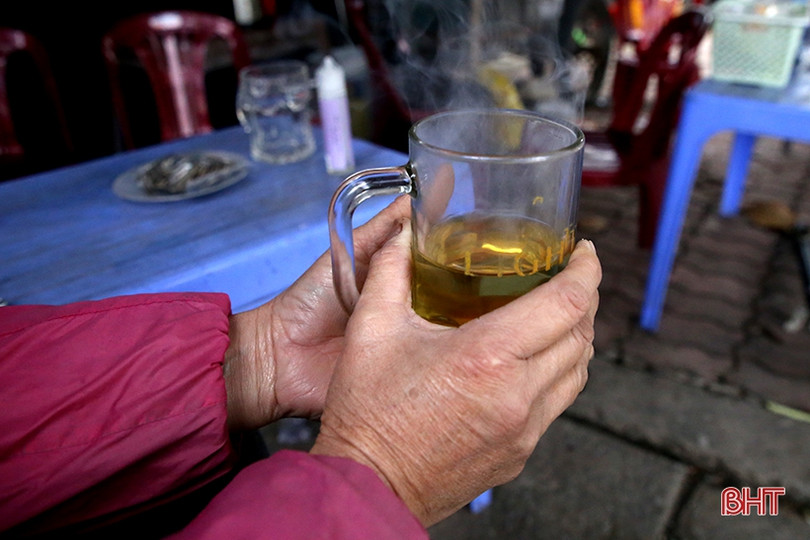 Người dân Hà Tĩnh đốt lửa chống đợt rét đậm những ngày đầu năm mới