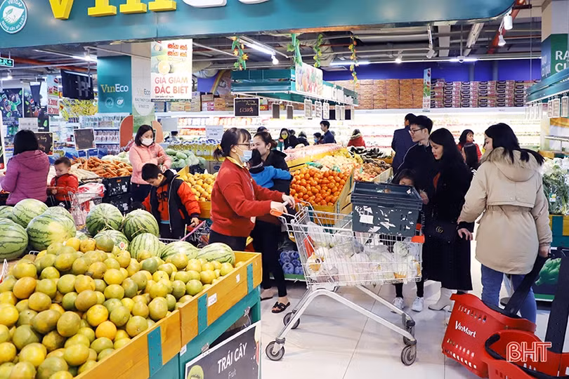 Người dân Hà Tĩnh “xuống phố” sắm đồ trong ngày đầu năm mới