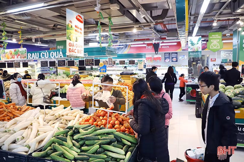 Người dân Hà Tĩnh “xuống phố” sắm đồ trong ngày đầu năm mới