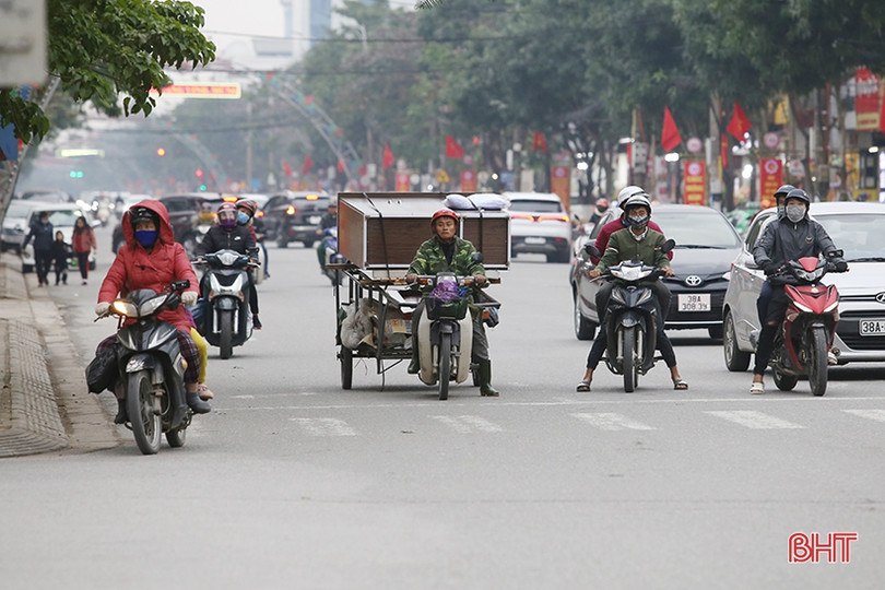Người dân Hà Tĩnh đốt lửa chống đợt rét đậm những ngày đầu năm mới