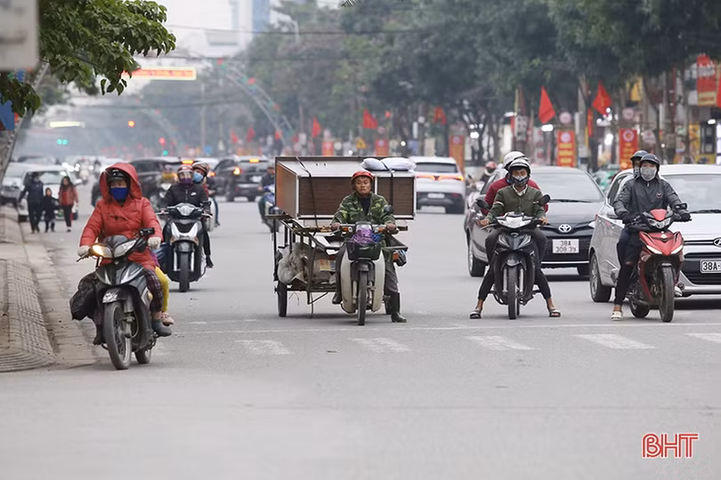 Người dân Hà Tĩnh đốt lửa chống đợt rét đậm những ngày đầu năm mới