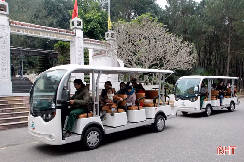 Ngã ba Đồng Lộc thu hút du khách trong ngày đầu năm mới