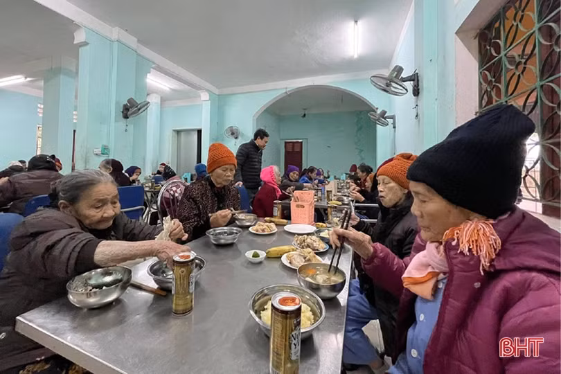 Ấm áp mâm cơm đầu năm ở Trung tâm Bảo trợ xã hội Hà Tĩnh