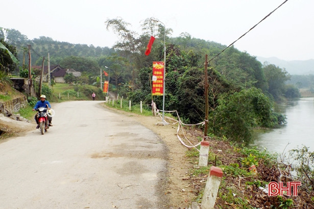 Bờ sông sạt lở, đường trục chính ở xã miền núi Vũ Quang chênh vênh bên “miệng vực”