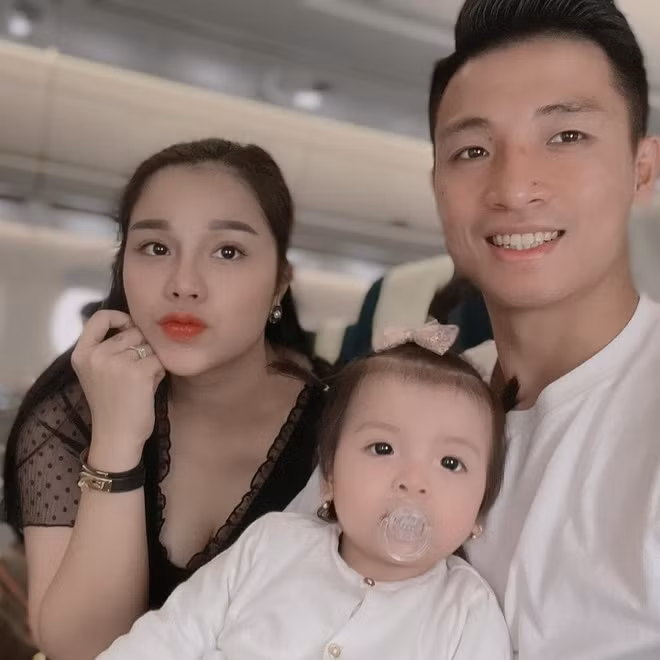 Hành trình từ yêu đến cưới của Bùi Tiến Dũng và vợ