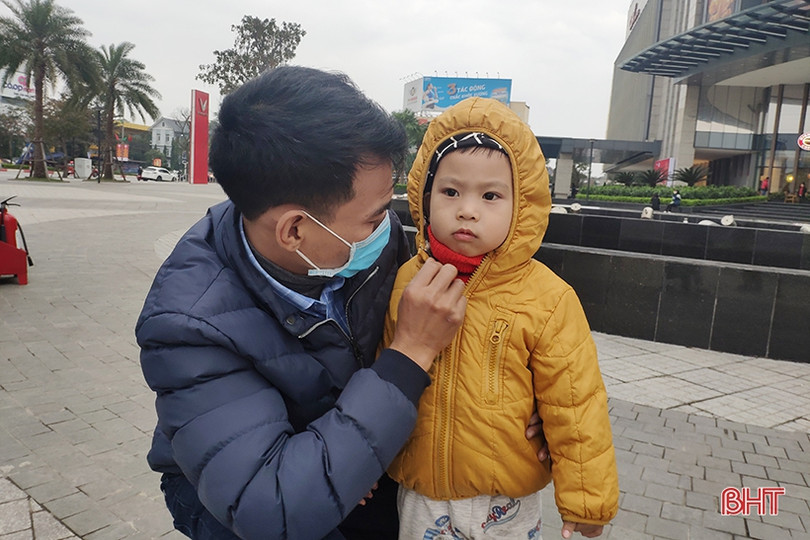 Người dân Hà Tĩnh đốt lửa chống đợt rét đậm những ngày đầu năm mới