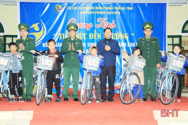 Biên phòng Lạch Kèn nâng bước em đến trường”