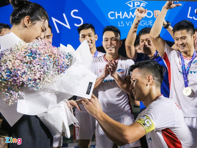 Hành trình từ yêu đến cưới của Bùi Tiến Dũng và vợ