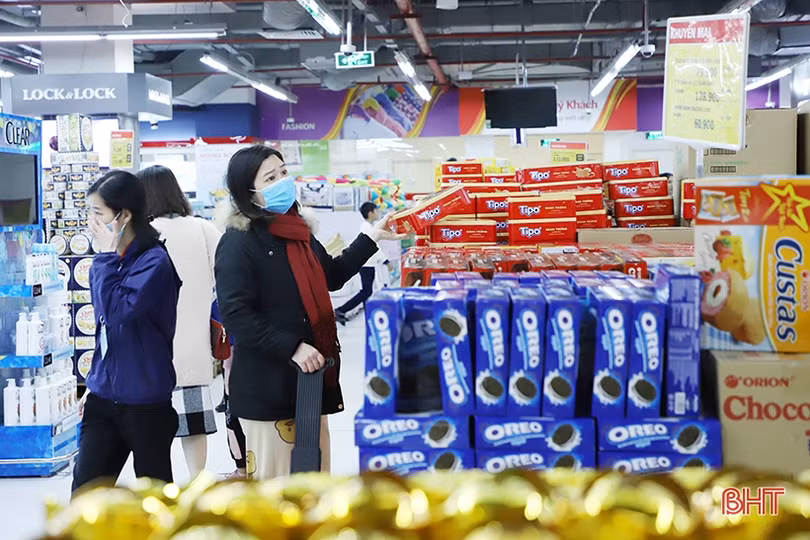 Người dân Hà Tĩnh “xuống phố” sắm đồ trong ngày đầu năm mới