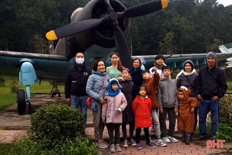 Ngã ba Đồng Lộc thu hút du khách trong ngày đầu năm mới