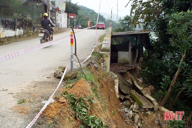 Bờ sông sạt lở, đường trục chính ở xã miền núi Vũ Quang chênh vênh bên “miệng vực”