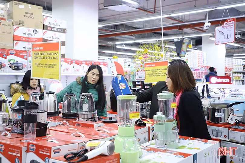 Người dân Hà Tĩnh “xuống phố” sắm đồ trong ngày đầu năm mới