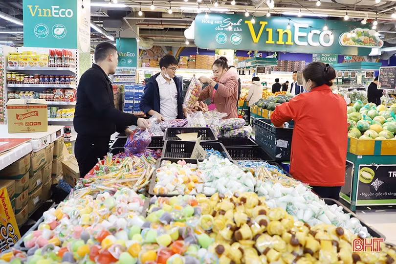 Người dân Hà Tĩnh “xuống phố” sắm đồ trong ngày đầu năm mới