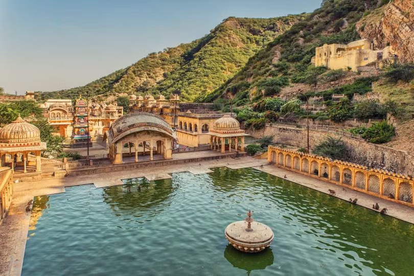 Ngôi đền cho khỉ đẹp tựa cung điện