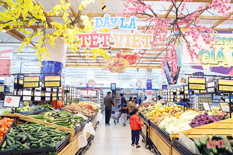 Người dân Hà Tĩnh “xuống phố” sắm đồ trong ngày đầu năm mới