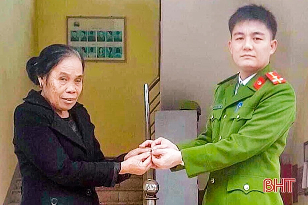 Tuyên dương học sinh nhặt được vàng trả lại người đánh rơi ở Hà Tĩnh