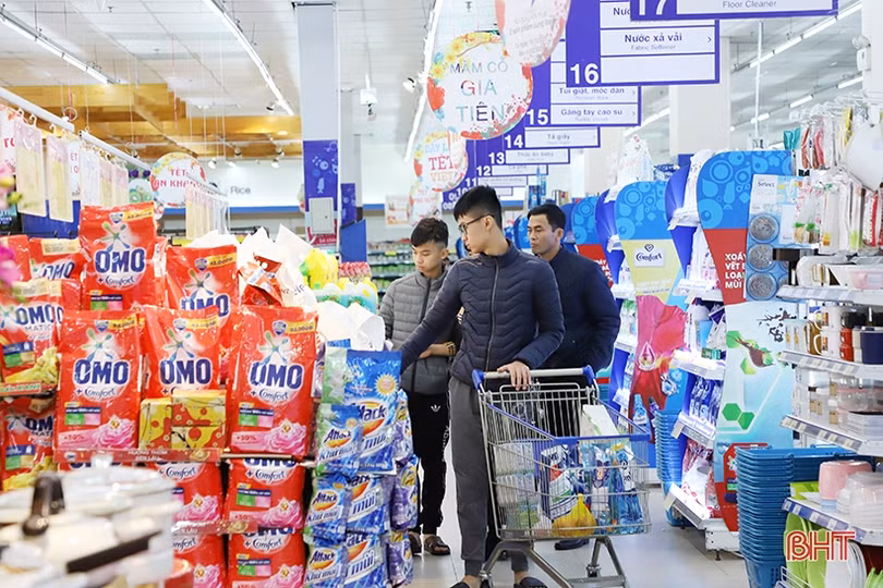 Người dân Hà Tĩnh “xuống phố” sắm đồ trong ngày đầu năm mới