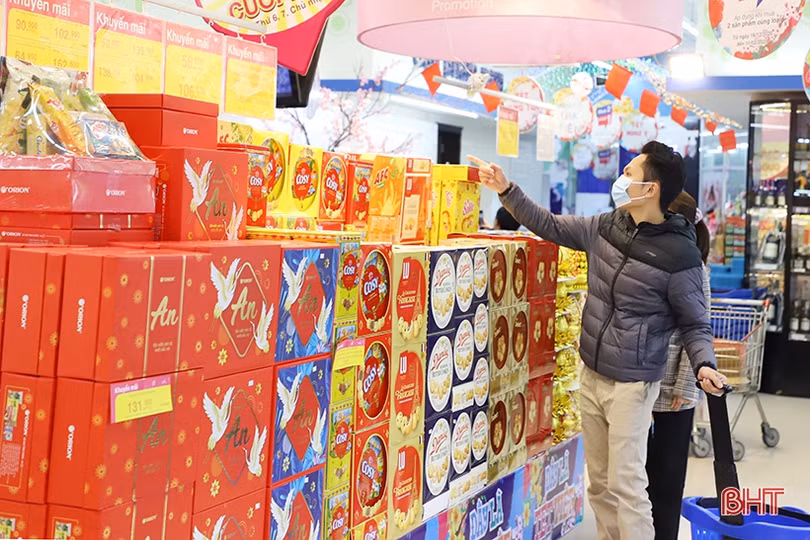 Người dân Hà Tĩnh “xuống phố” sắm đồ trong ngày đầu năm mới