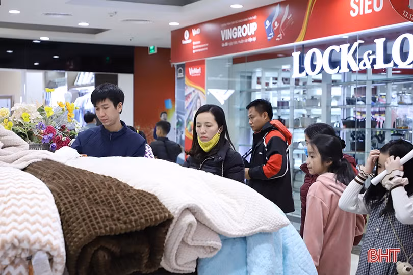 Người dân Hà Tĩnh “xuống phố” sắm đồ trong ngày đầu năm mới