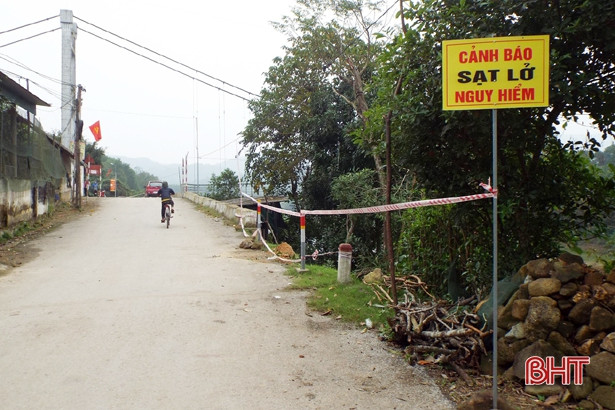 Bờ sông sạt lở, đường trục chính ở xã miền núi Vũ Quang chênh vênh bên “miệng vực”