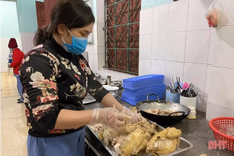 Ấm áp mâm cơm đầu năm ở Trung tâm Bảo trợ xã hội Hà Tĩnh