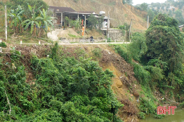 Bờ sông sạt lở, đường trục chính ở xã miền núi Vũ Quang chênh vênh bên “miệng vực”