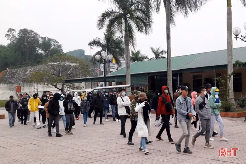 Ngã ba Đồng Lộc thu hút du khách trong ngày đầu năm mới