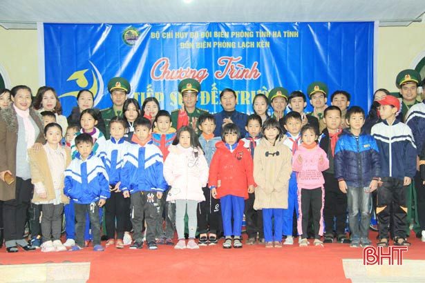 Biên phòng Lạch Kèn nâng bước em đến trường”