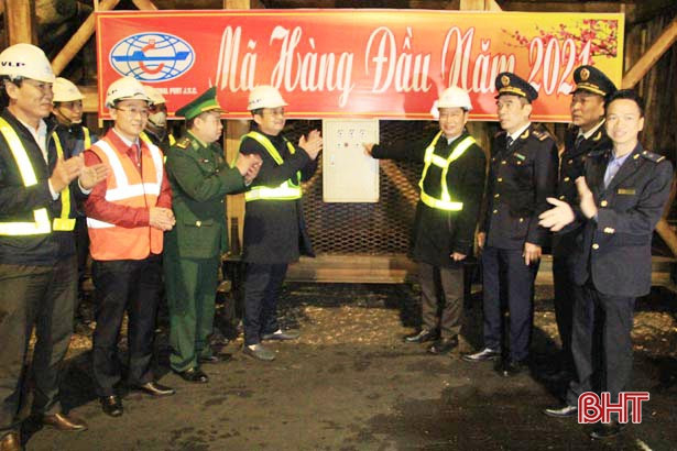 Tàu lớn “xông đất” Cảng Vũng Áng ngày đầu năm mới