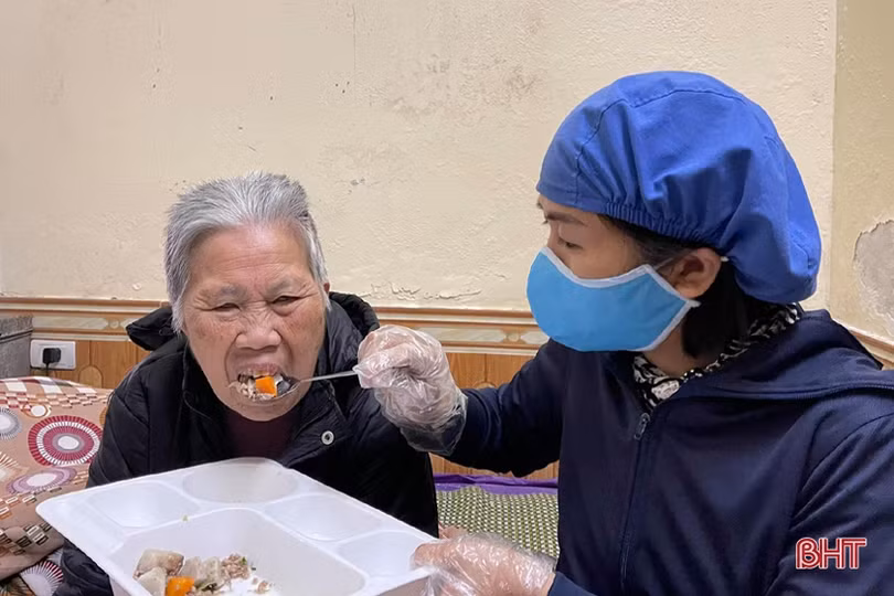Ấm áp mâm cơm đầu năm ở Trung tâm Bảo trợ xã hội Hà Tĩnh
