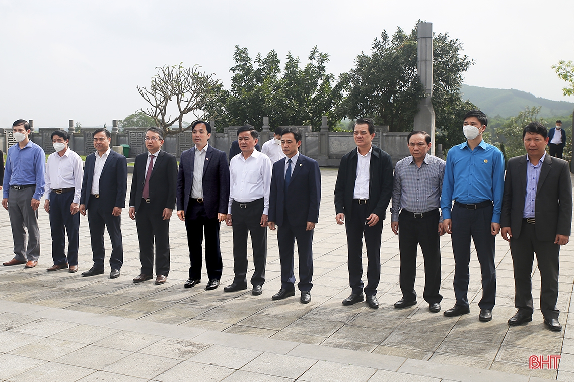 Chủ nhiệm Ủy ban Kiểm tra Trung ương dâng hương tưởng niệm cố Tổng Bí thư Hà Huy Tập