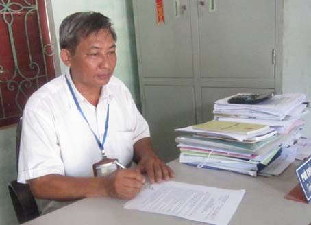 CCB Trần Thanh Duyên tại phòng làm việc ở cương vị Phó Chủ tịch HĐND xã Hương Trạch CCB Trần Thanh Duyên tại phòng làm việc ở cương vị Phó Chủ tịch HĐND xã Hương Trạch