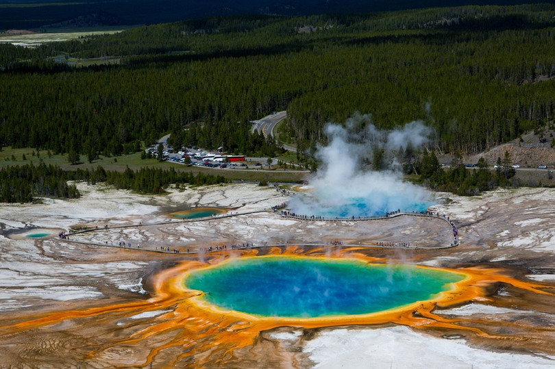 Grand Prismatic Spring, Mỹ: Suối nước nóng lớn nhất nước Mỹ nằm ở công viên quốc gia Yellowstone. Màu sắc rực rỡ trong suối được tạo bởi thảm vi sinh sống dưới môi trường nước giàu khoáng chất. Vào mùa hè, nước trong suối thường có màu đỏ và cam. Khi đông đến, màu nước chuyển sang màu xanh đậm. Ảnh: Universal Images Group via Getty Images. Những địa điểm rực rỡ sắc màu trên thế giới