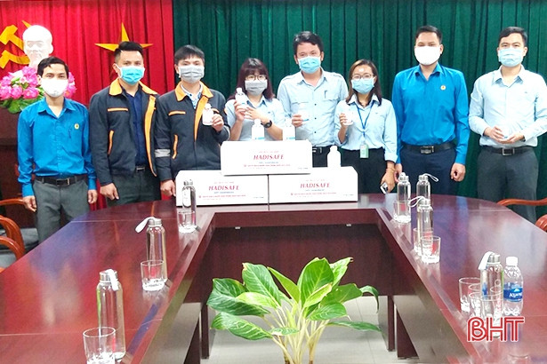 Formosa Hà Tĩnh trao tặng hơn 6.200 lọ nước rửa tay phòng dịch Covid-19