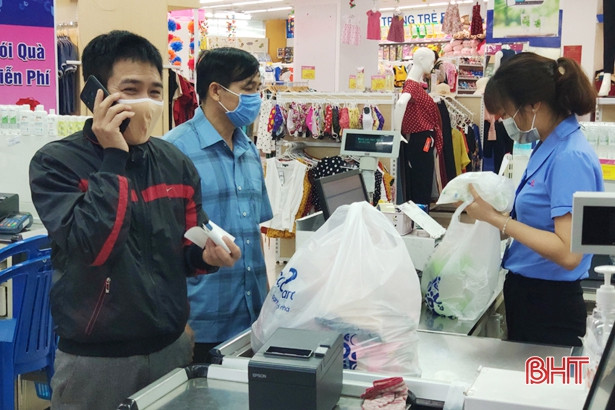 Người dân Hà Tĩnh đeo khẩu trang nơi công cộng phòng tránh dịch Covid-19