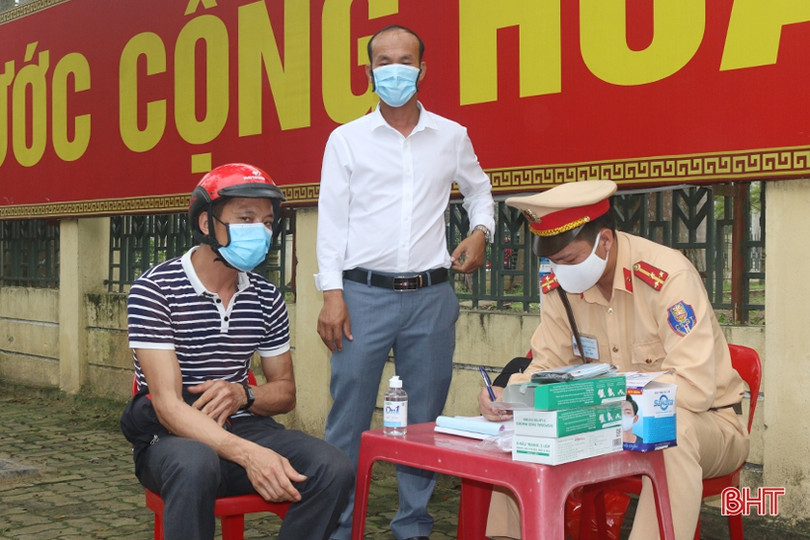 Người đi đường ở TP Hà Tĩnh ngỡ ngàng khi được CSGT đo thân nhiệt, phát khẩu trang miễn phí