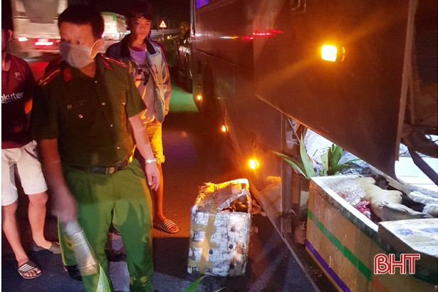 Phát hiện xe khách chở 300 kg nội tạng động vật không rõ nguồn gốc đã bốc mùi hôi thối