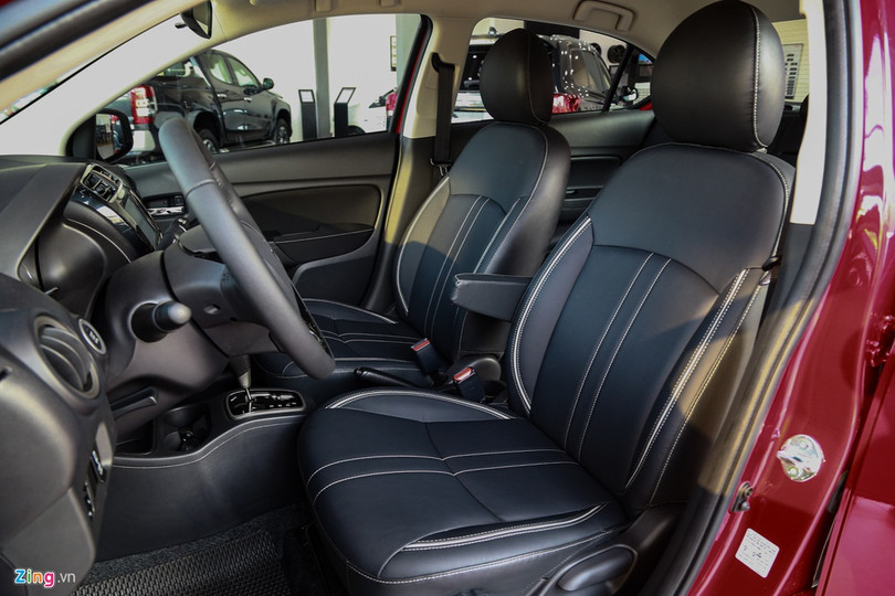 Mitsubishi Attrage 2020 1.2 CVT còn được trang bị hệ thống điều hòa tự động, đối thủ trực tiếp là Kia Soluto AT Deluxe vẫn sử dụng điều hòa chỉnh cơ. Là mẫu xe đô thị giá rẻ, trang bị an toàn trên Mitsubishi Attrage ở mức cơ bản như ABS, EBD, 2 túi khí, khóa ghế an toàn trẻ em ISO-FIX, chìa khóa mã hóa chống trộm. Mitsubishi Attrage 2020 ra mắt tại Việt Nam, giá từ 375 triệu