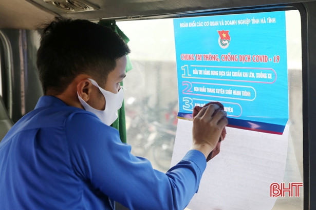 Lắp đặt 200 bình dung dịch rửa tay trên xe bus tại Hà Tĩnh