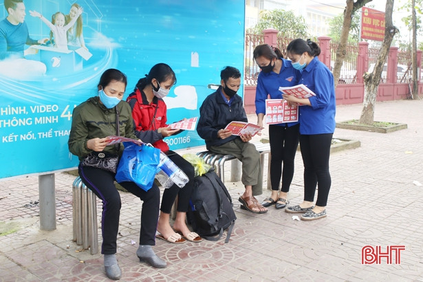 Lắp đặt 200 bình dung dịch rửa tay trên xe bus tại Hà Tĩnh