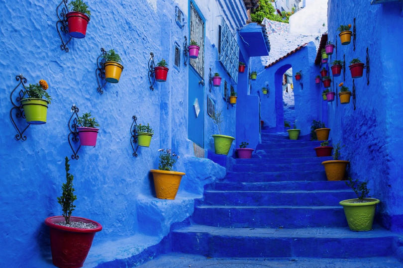Chefchaouen, Morocco: Thành phố Chefchaouen được sơn hoàn toàn màu xanh lam, từ những bức tường và bậc thang, hay thậm chí cả dưới lòng đường. Do đó, Chefchaouen có biệt danh là Thành phố xanh. Nơi đây còn được điểm xuyết bởi vô vàn chậu hoa đầy màu sắc và các cánh cửa trắng xóa. Những đặc điểm trên cùng với độ cao 564 m so với mực nước biển đã tạo nên nét khác biệt và sự nổi tiếng cho thành phố này. Ảnh: Getty Images . Những địa điểm rực rỡ sắc màu trên thế giới