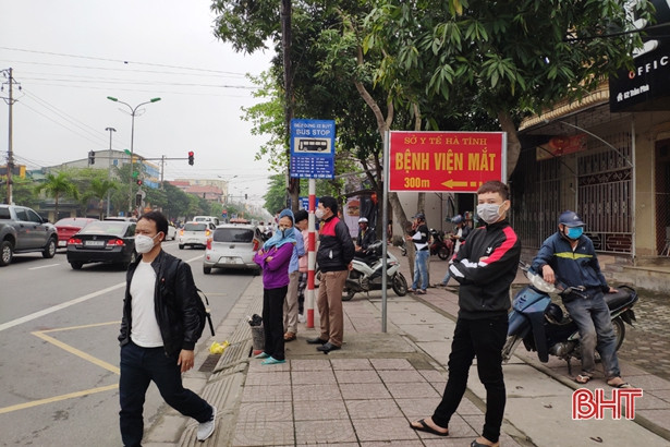 Người dân Hà Tĩnh đeo khẩu trang nơi công cộng phòng tránh dịch Covid-19